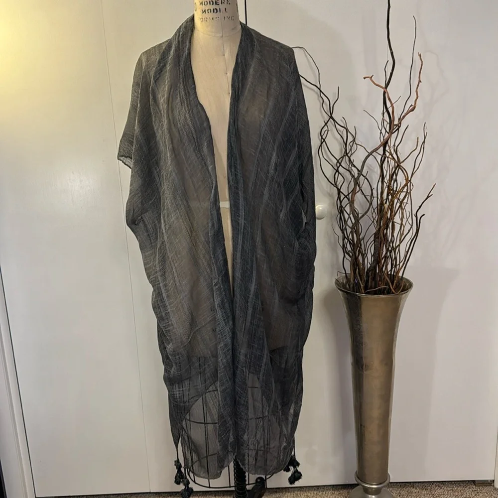 Gray shawl with fringe - Picture 1 of 6